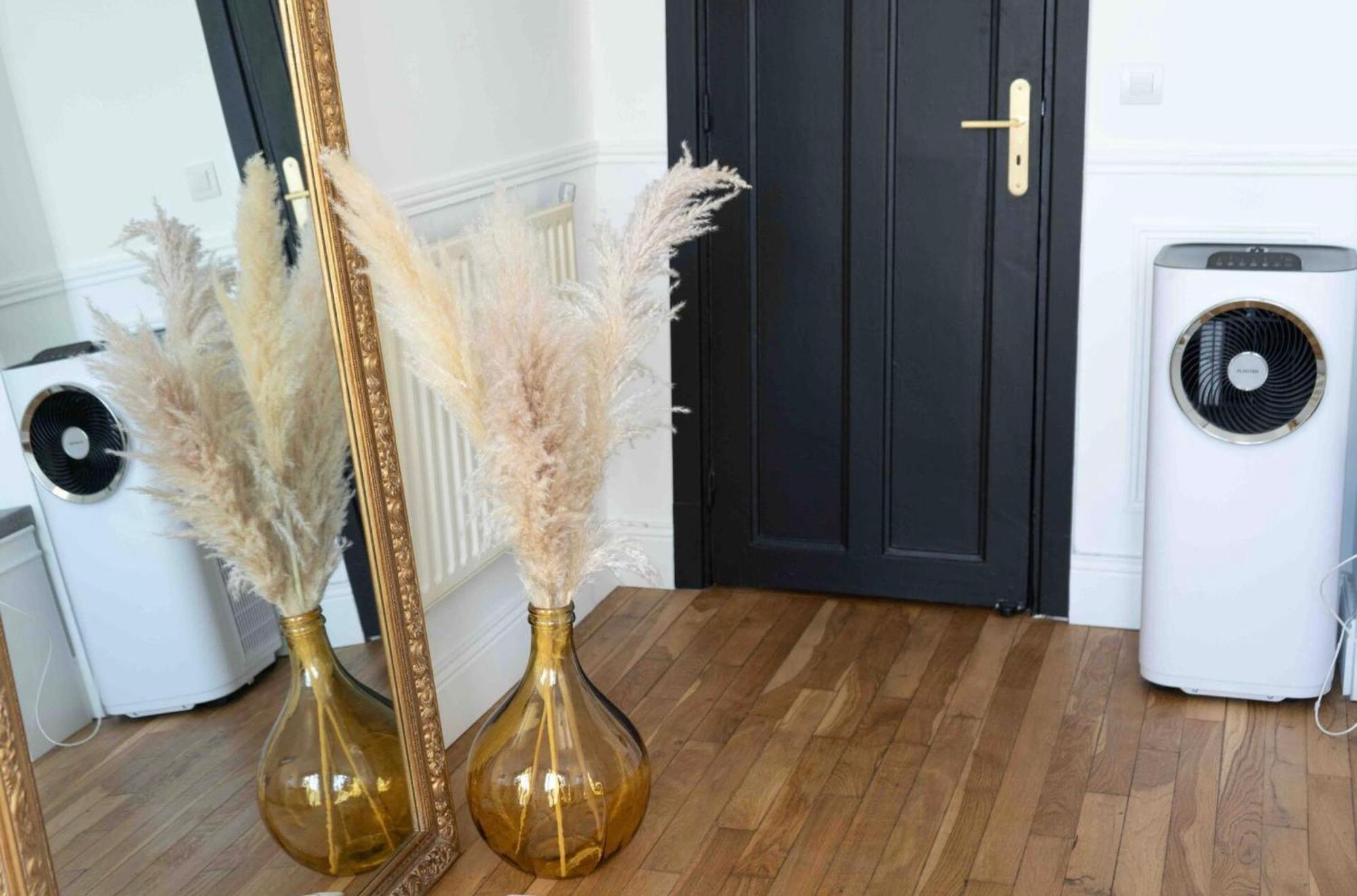 Parisian Charm With Amazing View Near Metro Apartment