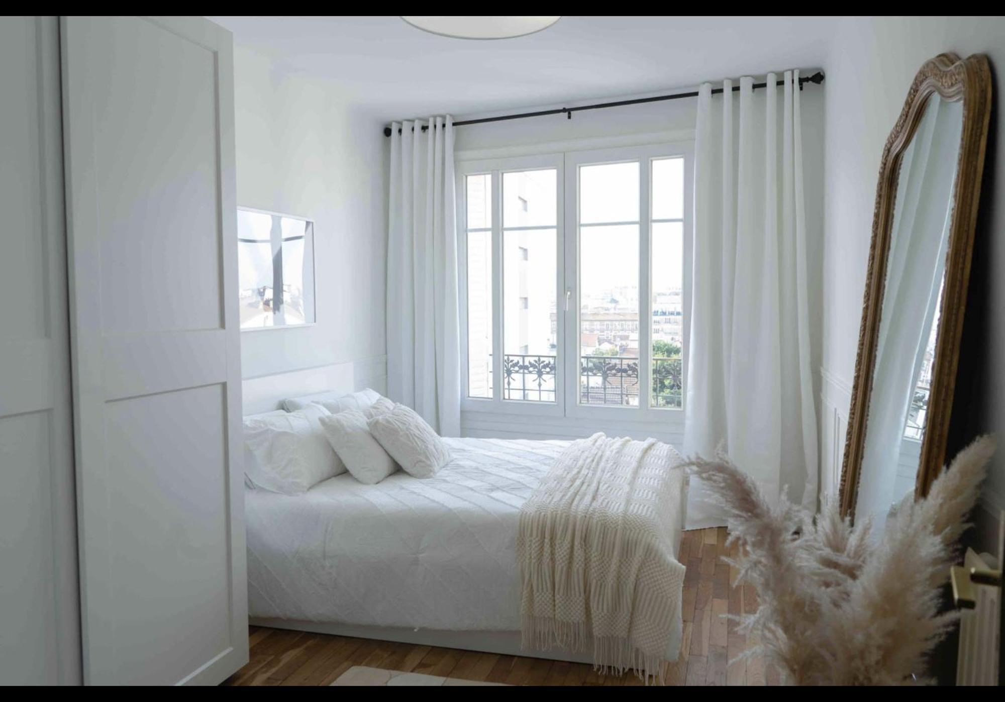 Parisian Charm With Amazing View Near Metro Apartment