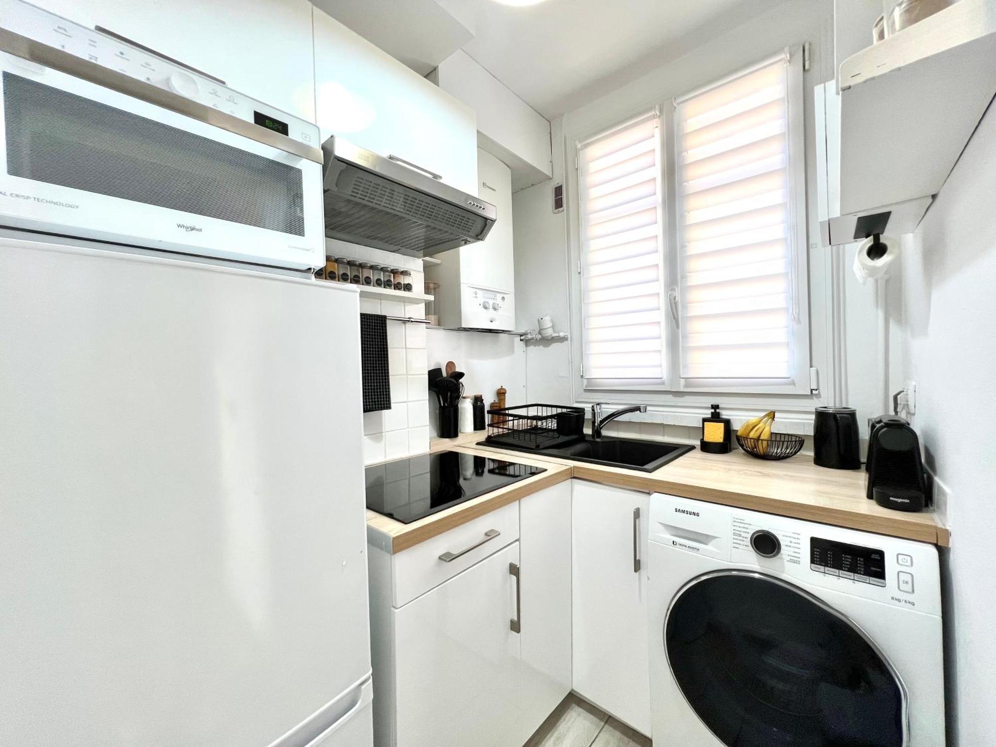 Parisian Charm With Amazing View Near Metro