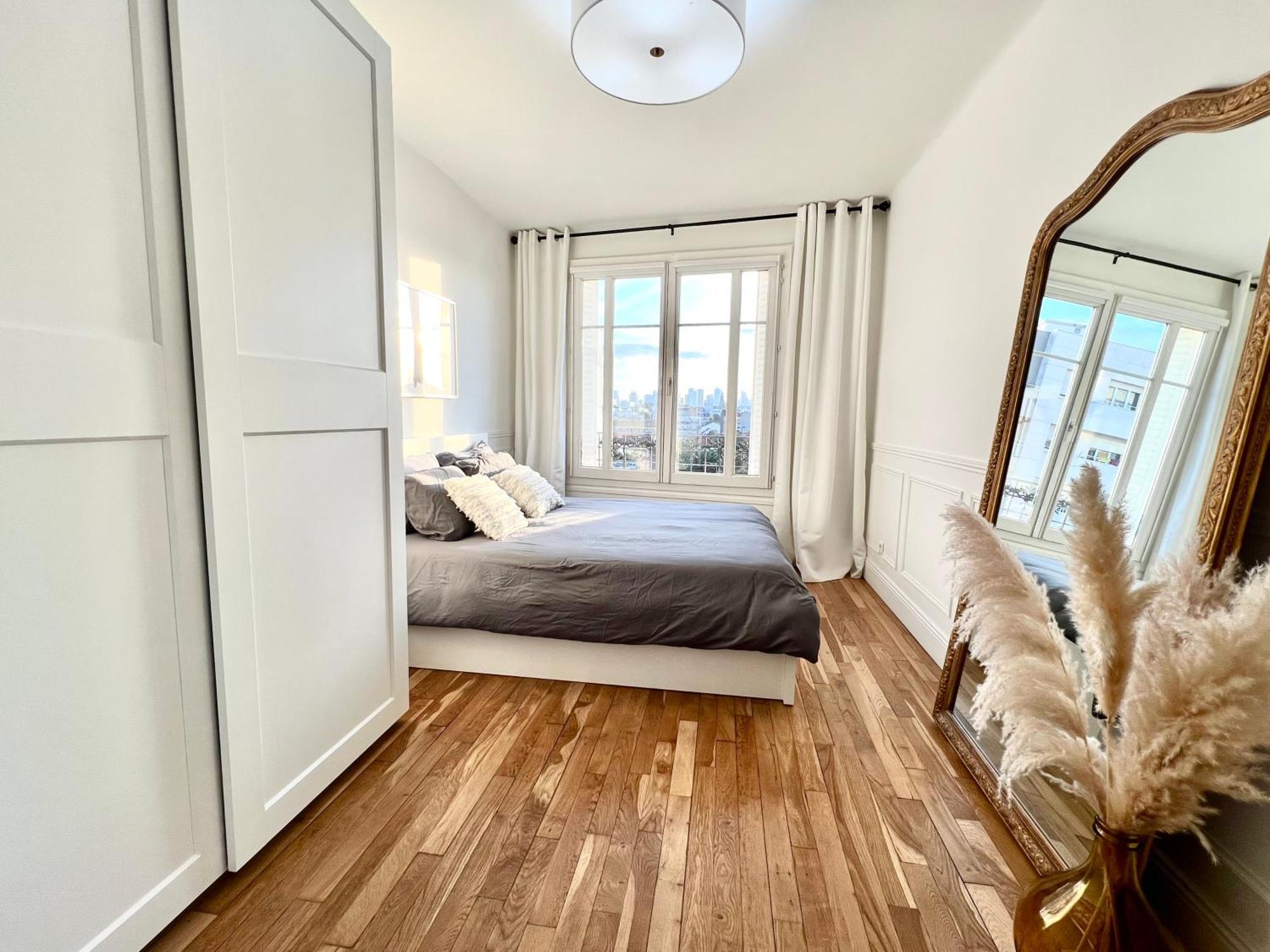 Parisian Charm With Amazing View Near Metro *