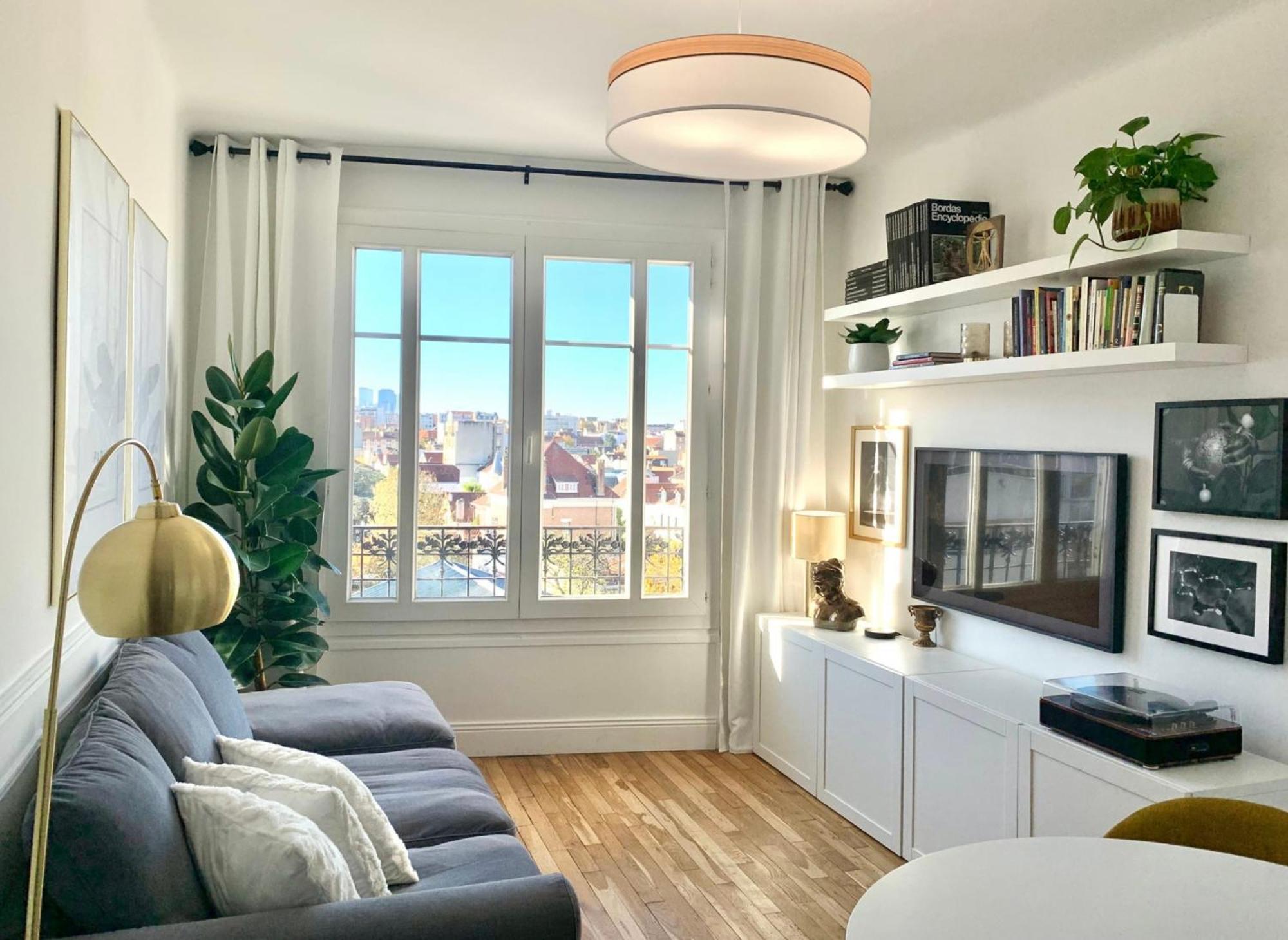 Apartment Parisian Charm With Amazing View Near Metro